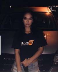 Alev-alev eve gelen bayan Başak