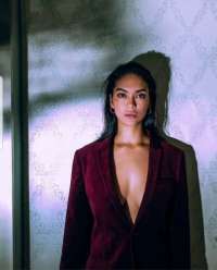 Alev-alev eve gelen bayan Başak