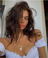 Alev-alev eve gelen bayan Başak