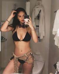 Alev-alev eve gelen bayan Başak