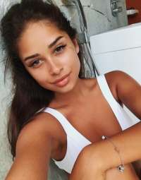 Alev-alev eve gelen kız Iyem