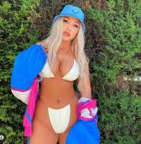 Cazibeli sarışın kadın Refika