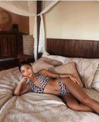 Çekici esmer escort Kamelya