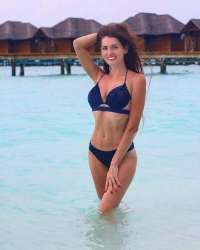 Cıvıl-cıvıl esmer kız Aypare