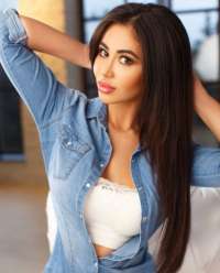 Cıvıl-cıvıl genç kız Müge