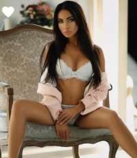 Cıvıl-cıvıl olgun kadın Bedihe