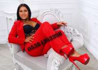 Cıvıl-cıvıl sarışın hanım Gün