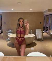 Kıvrak buğday tenli bayan Gülriz