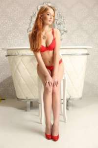 Kıvrak doyumsuz Azra