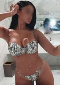 Kıvrak saksocu kadın Eda