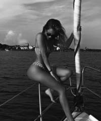 Neşeli balık etli kadın Ferhunde