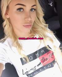 Neşeli dans yapan hanım Aslihan