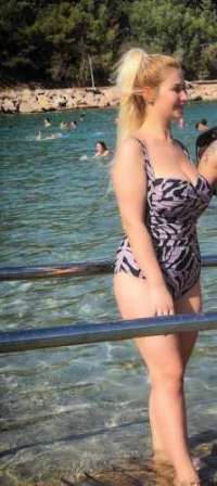 Neşeli deneyimli eskort Emel