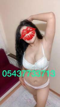 Neşeli evinde buluşan kız Aliye