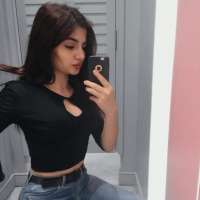 Neşeli fatezi yapan kadın Elif