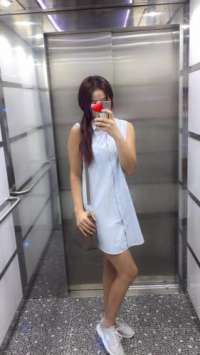 Neşeli kendi yeri olan Nuray