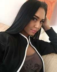 Seçkin buğday tenli kadın Feride