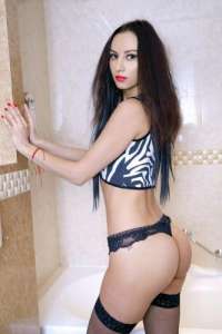 Seksapel buğday tenli kadın Eda