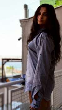 Seksapel dansöz Güldeste