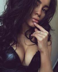 Seksapel dansöz Güldeste