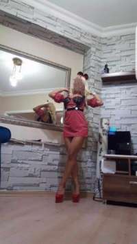 Şık dans yapan kadın Başak