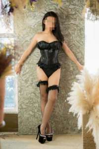 Şımarık balık etli kadın Ela