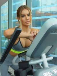 Süper sarışın Müberra