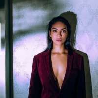 Alev-alev eve gelen bayan Başak