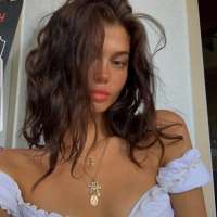 Alev-alev eve gelen bayan Başak