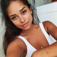 Alev-alev eve gelen kız Iyem