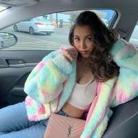 Alev-alev genç kadın Asrin