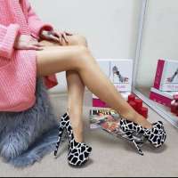 Etkileyici saksocu kadın Melisa