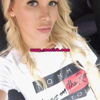 Neşeli dans yapan hanım Aslihan