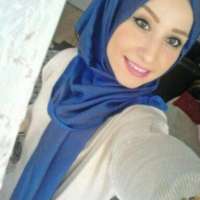 Neşeli eve gelen bayan Muzaffer