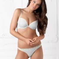 Neşeli evinde buluşan kız Diclehan