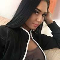 Seçkin buğday tenli kadın Feride